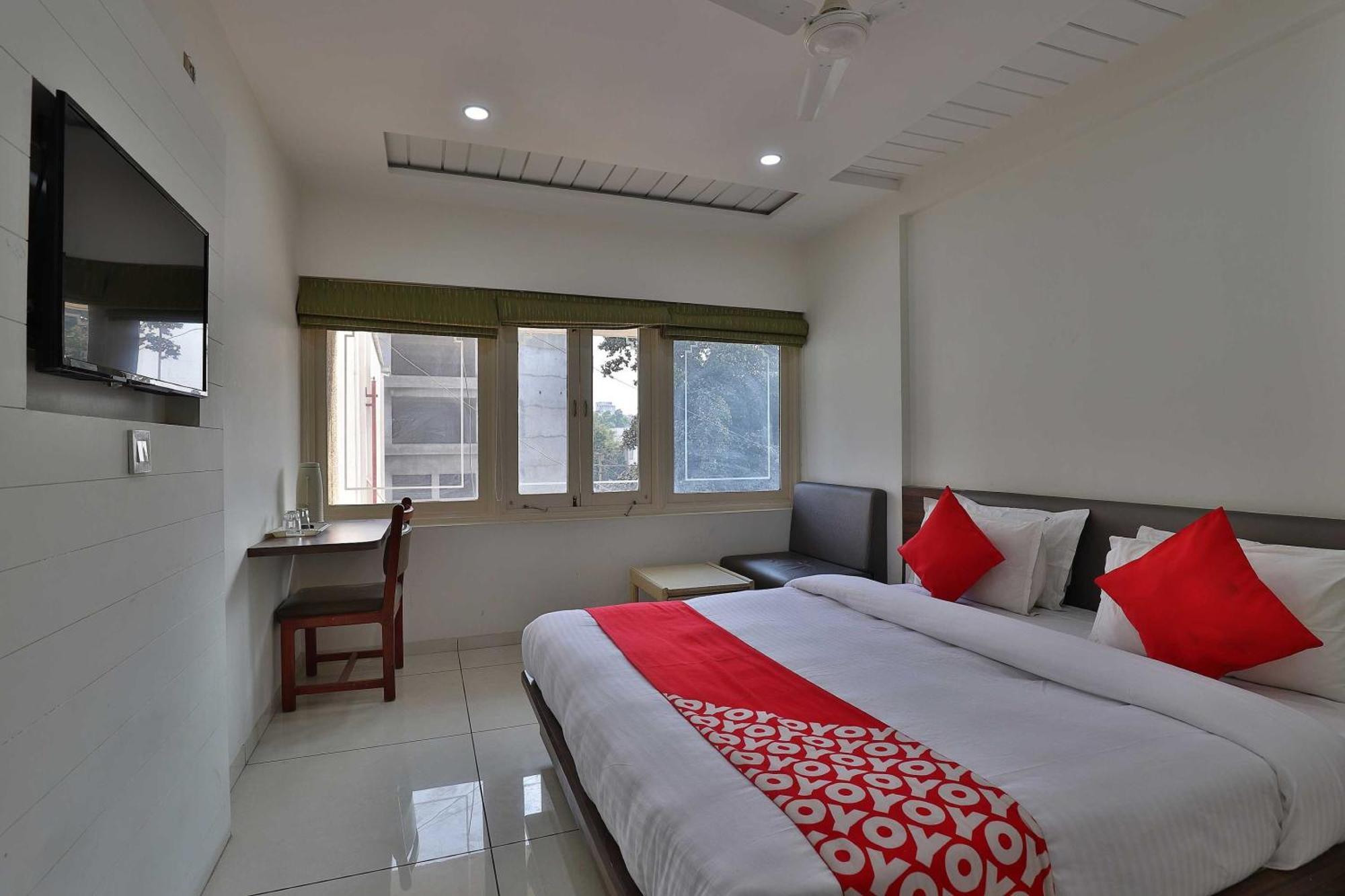 Collection O Panchsheel Hotel วาโดดารา ภายนอก รูปภาพ