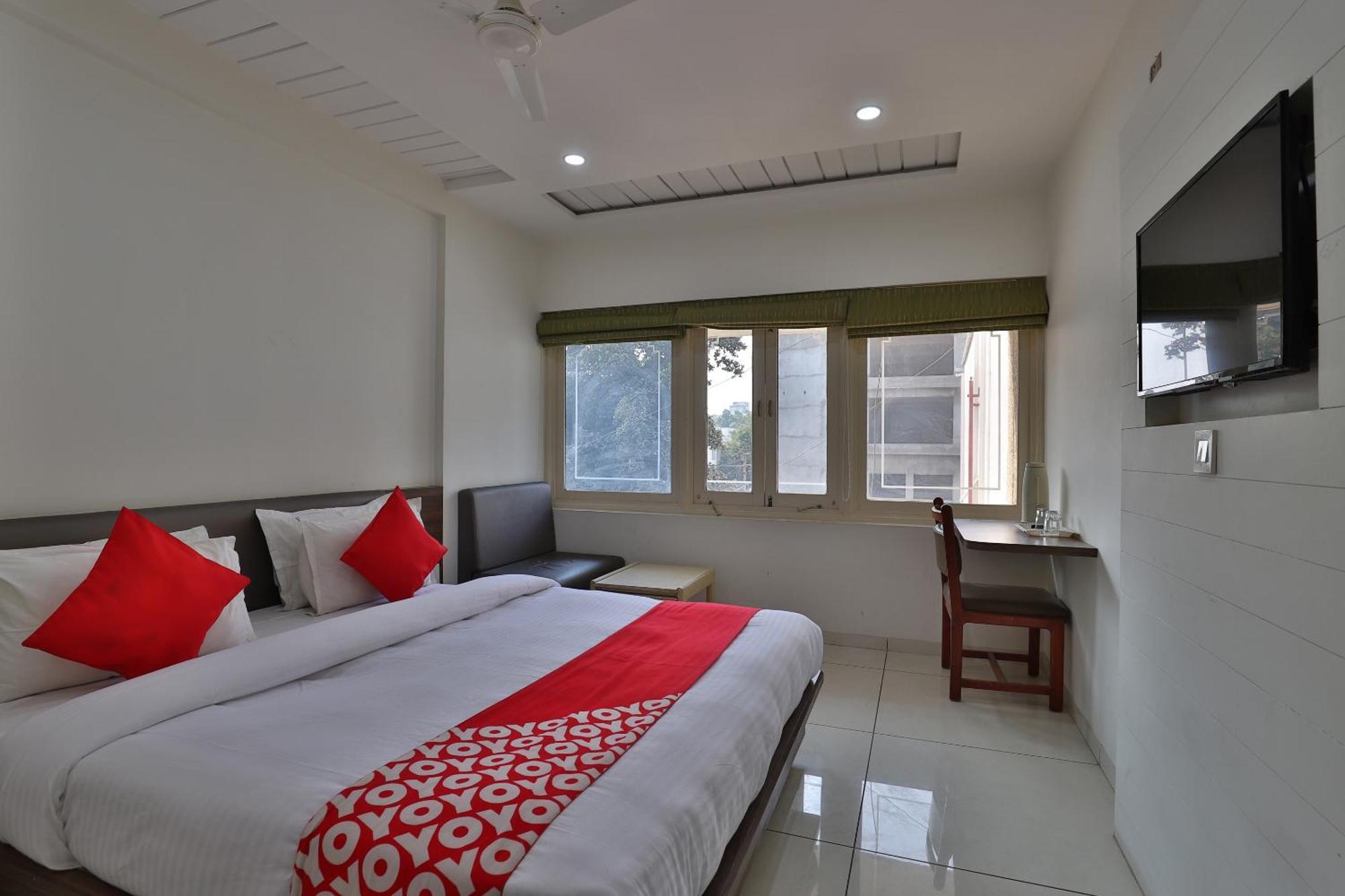 Collection O Panchsheel Hotel วาโดดารา ภายนอก รูปภาพ