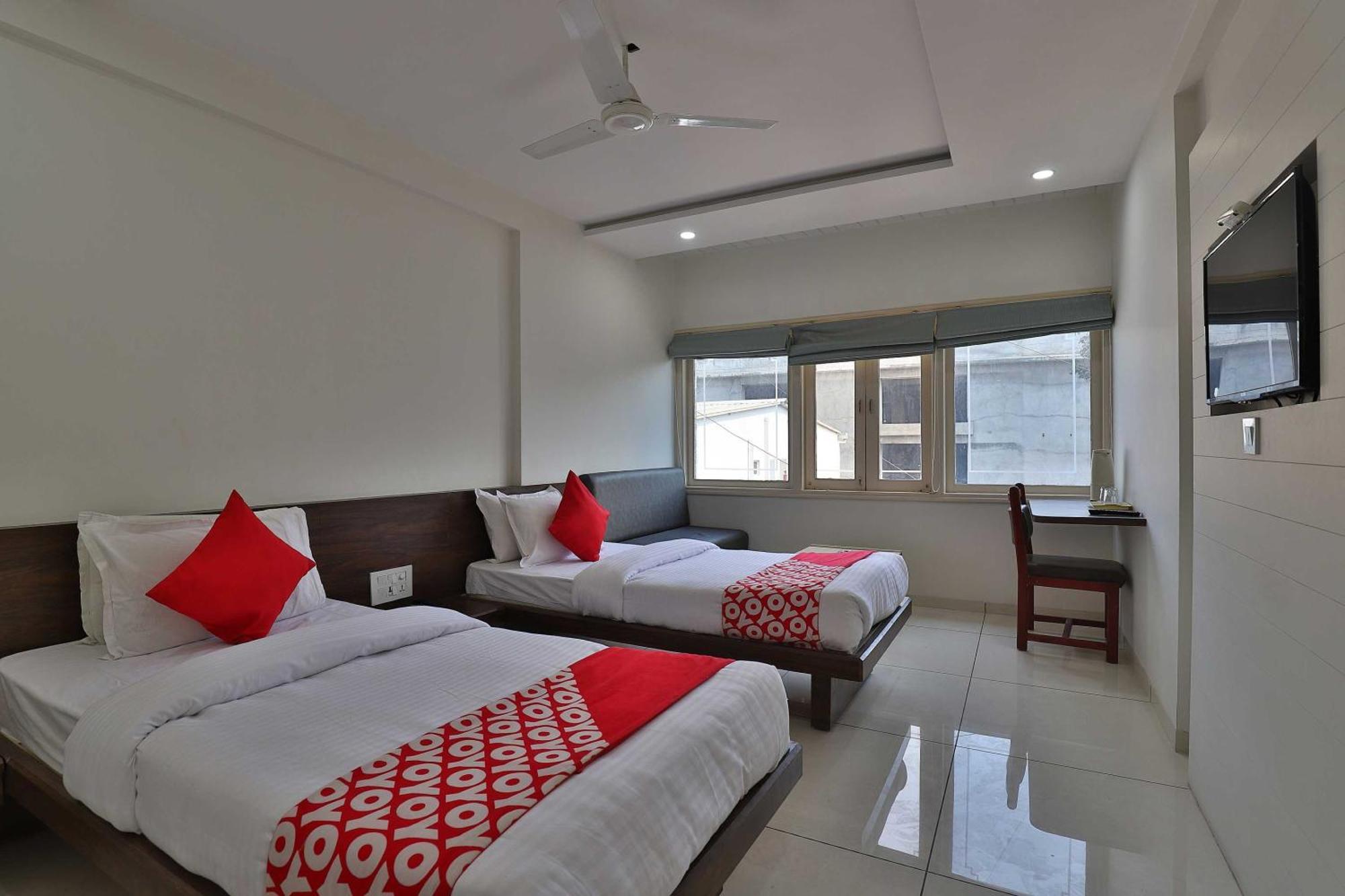 Collection O Panchsheel Hotel วาโดดารา ภายนอก รูปภาพ